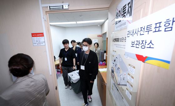 보관 장소로 옮겨지는 6.3지방선거 관내사전투표함