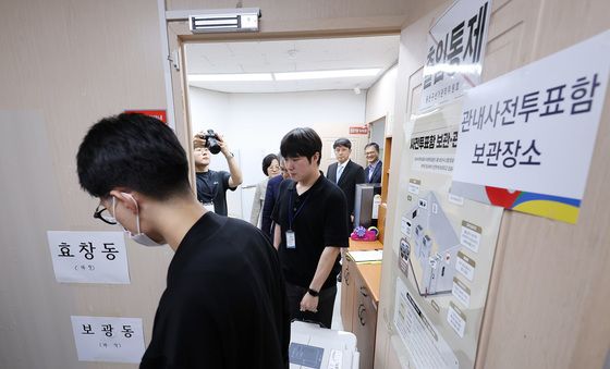 보관 장소로 옮겨지는 6.3지방선거 관내사전투표함