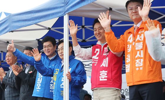 축구장에 모인 서울지역 지방선거 후보자들