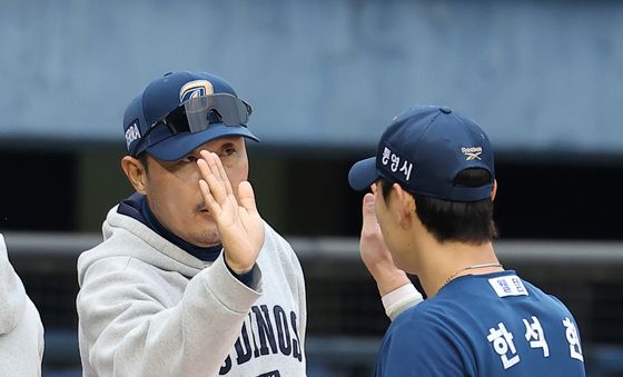 한석현과 하이파이브하는 이호준 감독