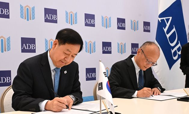 ADB AI 혁신개발센터 설립 양해각서 체결하는 구윤철 부총리