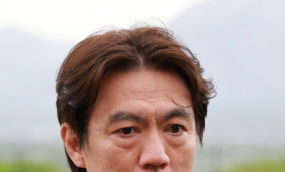 인터뷰하는 홍명보 감독