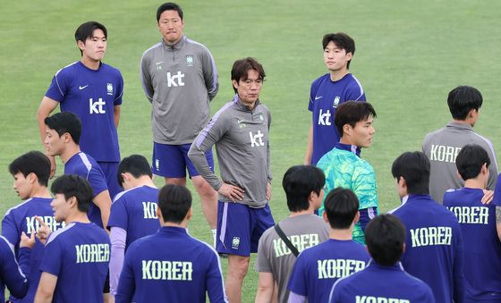 훈련 지시하는 홍명보 감독