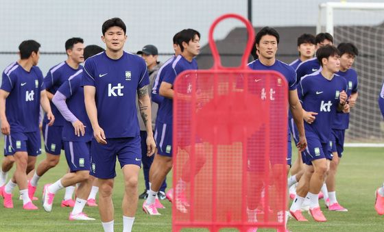 훈련 나서는 김민재