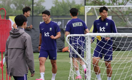 훈련하는 손흥민·황희찬