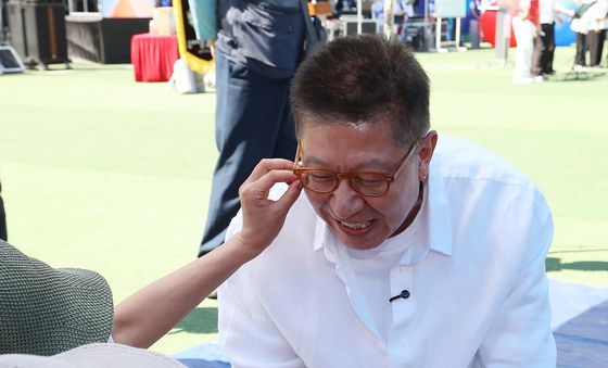 어르신 체육대회 행사서 지지 호소하는 박형준 후보