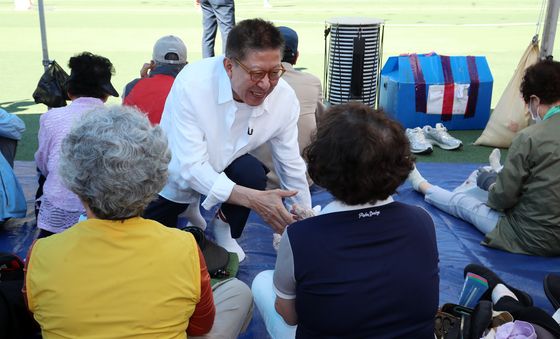 어르신들께 지지 호소하는 박형준 부산시장 후보