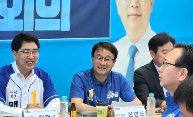 인사하는 한병도 원내대표
