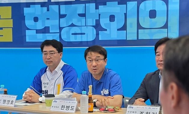 인사하는 한병도 원내대표