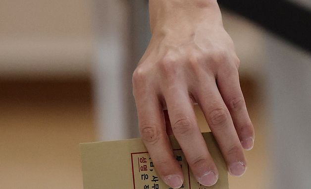 사전투표하는 유권자