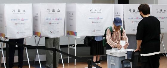 사전투표 하는 시민들
