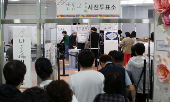 유권자 발길 이어지는 사전투표소