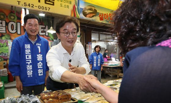 반송큰시장 상인에게 지지 호소하는 전재수 후보