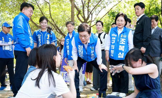 피크닉 나온 학생들과 인사 나누는 정원오 후보