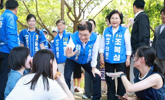 피크닉 나온 시민들과 인사 나누는 정원오 후보