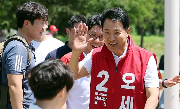 어린이와 인사하는 오세훈 후보