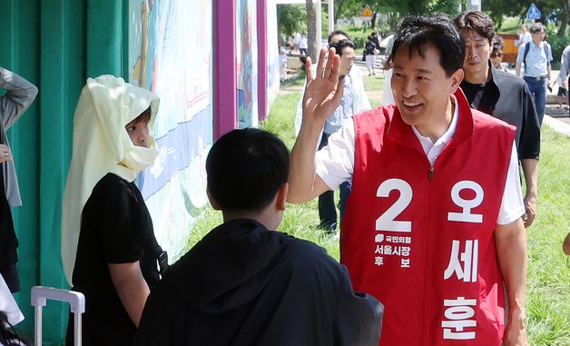 한강공원 찾은 오세훈 시장 '유권자들에게 지지 호소'