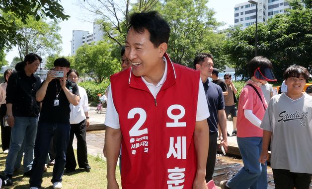 한강공원 찾은 오세훈 시장 '유권자들에게 지지 호소'