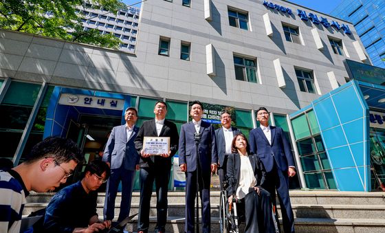 경찰청 앞에서 발언하는 장동혁 대표