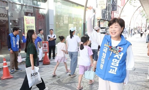 전북 찾아 민주당 지지 호소하는 서영교 의원