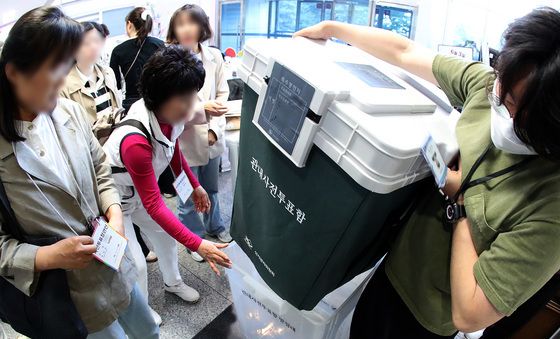 관내사전투표함, 받침대와 분리