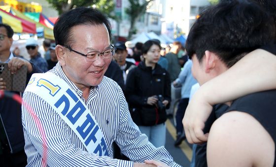 대구 청년과 인사 나누는 김부겸
