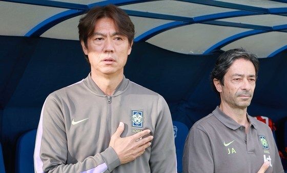 국민의례하는 홍명보 감독