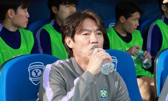 물 마시는 홍명보 감독