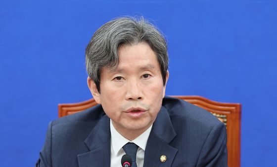 기자간담회하는 이인영