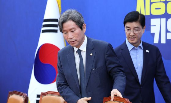 기자간담회 참석하는 이인영