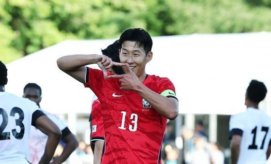 손흥민 '선취골 넣고 환한미소'