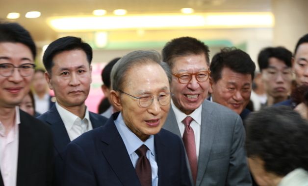 부산 찾은 이명박 전 대통령