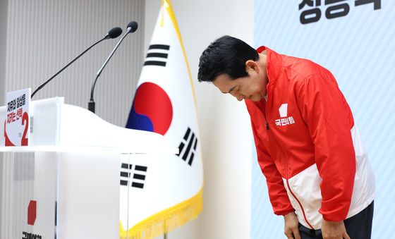 인사하는 장동혁 대표