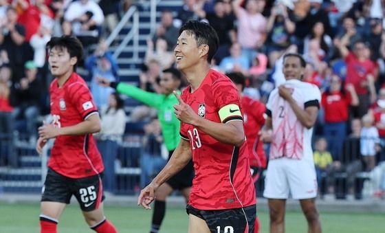 손흥민 '환한미소'