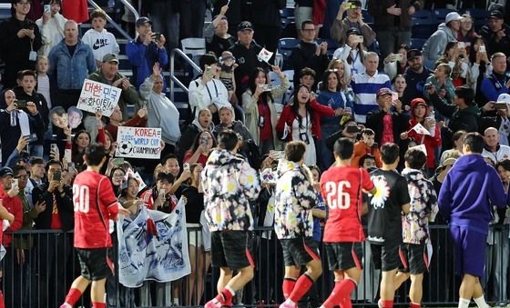 5-0 승리하고 교민들에게 인사하는 축구대표팀