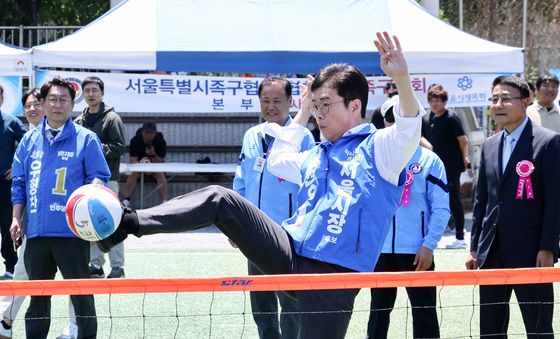 공 받는 정원오 후보