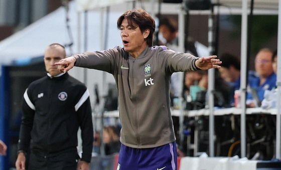 작전 지시하는  홍명보 감독