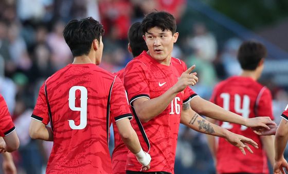 대화 나누는 김민재·이기혁 '무실점 경기로 끝내자'