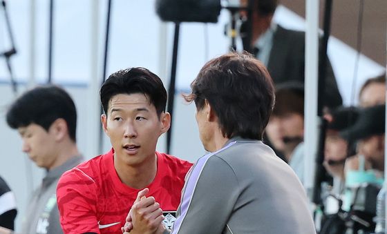 손흥민과 하이파이브 나누는 홍명보 감독