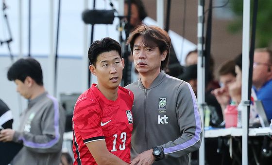 손흥민 반기는 홍명보 감독