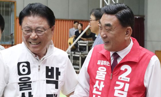 웃으며 인사하는 김두겸·박맹우