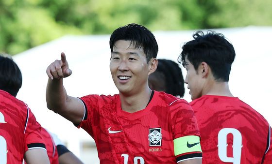 손흥민 '환한미소'