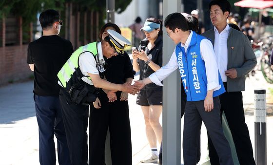 경찰 격려하는 정원오 후보