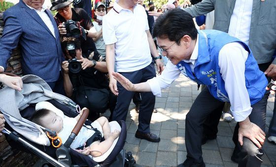 아기와 인사하는 정원오 서울시장 후보
