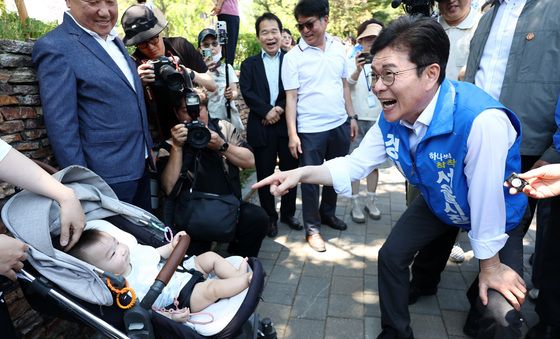 웃음 터뜨린 정원오 후보와 아기