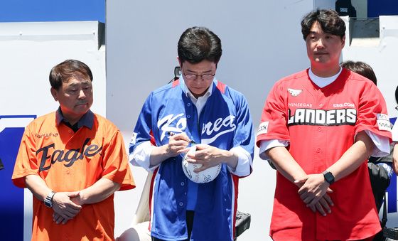 야구 유니폼 입은 정원오 서울시장 후보