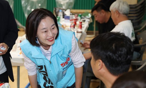 시민들에게 인사하는 김재연