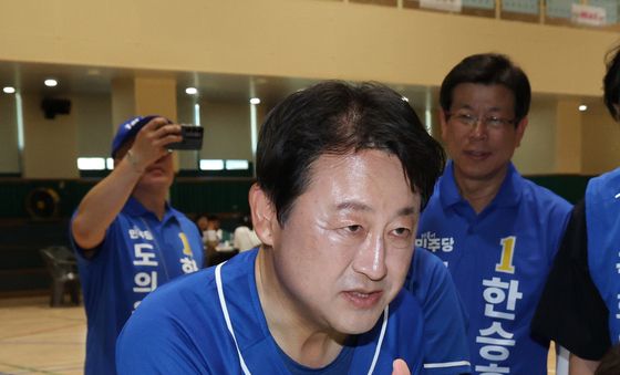 시민들과 인사 나누는 김용남