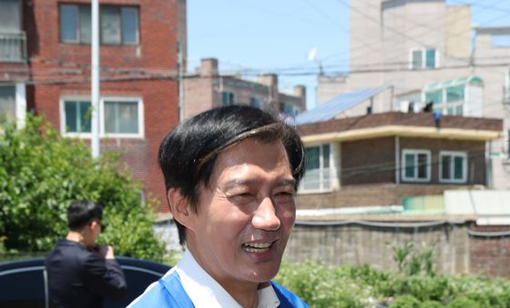 시민들에게 인사하는 조국