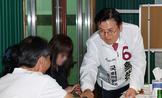 시민들에게 지지 호소하는 황교안